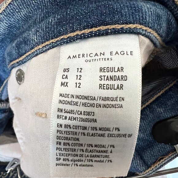 EUC - American Eagle - Size 12 - Straight Regular Mom Jeans Light Wash - Picture 4 of 4